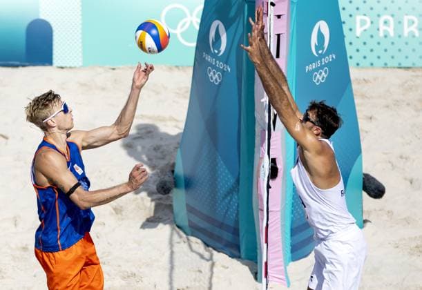 PARIS - Steven van de Velde in action against Alex Ranghieri (R) during the group match of the men s Beach volleyball, Beachvolleyball between the Netherlands and Italy during the Olympic Games, Olympische Spiele, Olympia, OS in France. ANP KOEN VAN WEEL xVIxANPxSportx xxANPxIVx 504421876 originalFilename: 504421876.jpg