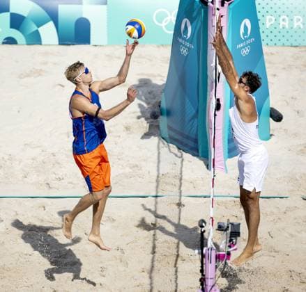 PARIS - Steven van de Velde in action against Alex Ranghieri (R) during the group match of the men s Beach volleyball, Beachvolleyball between the Netherlands and Italy during the Olympic Games, Olympische Spiele, Olympia, OS in France. ANP KOEN VAN WEEL xVIxANPxSportx xxANPxIVx 504421889 originalFilename: 504421889.jpg
