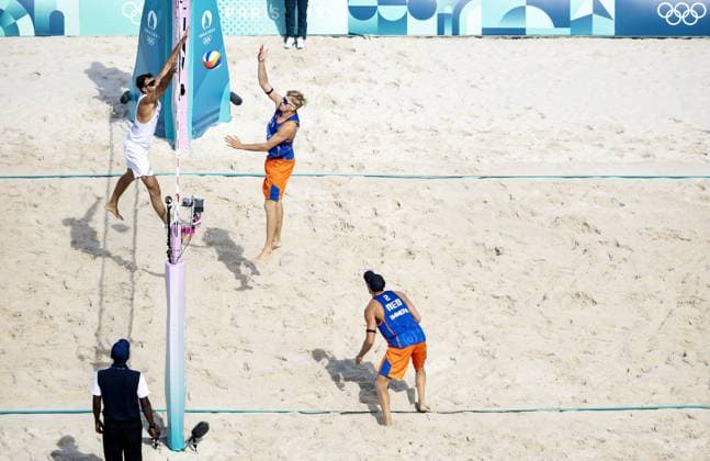 PARIS - Steven van de Velde and Matthew Immers (R) in action against Alex Ranghieri (L) during the men s Beach volleyball, Beachvolleyball group match between the Netherlands and Italy during the Olympic Games, Olympische Spiele, Olympia, OS in France. ANP KOEN VAN WEEL xVIxANPxSportx xxANPxIVx 504423529 originalFilename: 504423529.jpg