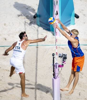 PARIS - Steven van de Velde in action against Alex Ranghieri (L) during the group match of the men s Beach volleyball, Beachvolleyball between the Netherlands and Italy during the Olympic Games, Olympische Spiele, Olympia, OS in France. ANP KOEN VAN WEEL xVIxANPxSportx xxANPxIVx 504423565 originalFilename: 504423565.jpg