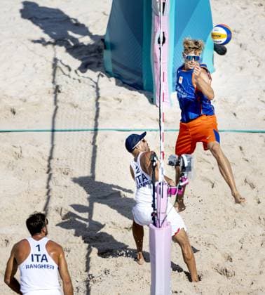 PARIS - Steven van de Velde in action against Alex Ranghieri (L) and Adrian Ignacio Carambula Raurich (M) during the men s Beach volleyball, Beachvolleyball group match between the Netherlands and Italy during the Olympic Games, Olympische Spiele, Olympia, OS in France. ANP KOEN VAN WEEL xVIxANPxSportx xxANPxIVx 504423677 originalFilename: 504423677.jpg