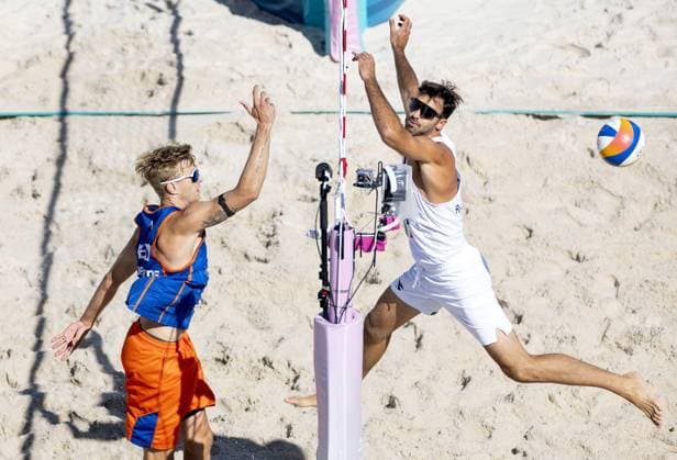 PARIS - Steven van de Velde in action against Alex Ranghieri (R) during the group match of the men s Beach volleyball, Beachvolleyball between the Netherlands and Italy during the Olympic Games, Olympische Spiele, Olympia, OS in France. ANP KOEN VAN WEEL xVIxANPxSportx xxANPxIVx 504423686 originalFilename: 504423686.jpg