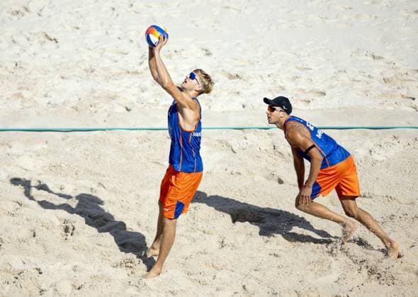 PARIS - Steven van de Velde and Matthew Immers (R) during the group match of the men s Beach volleyball, Beachvolleyball between the Netherlands and Italy during the Olympic Games, Olympische Spiele, Olympia, OS in France. ANP KOEN VAN WEEL xVIxANPxSportx xxANPxIVx 504424041 originalFilename: 504424041.jpg