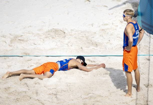 PARIS - Steven van de Velde and Matthew Immers (L) after the group match of the men s Beach volleyball, Beachvolleyball between the Netherlands and Italy during the Olympic Games, Olympische Spiele, Olympia, OS in France. ANP KOEN VAN WEEL xVIxANPxSportx xxANPxIVx 504425363 originalFilename: 504425363.jpg