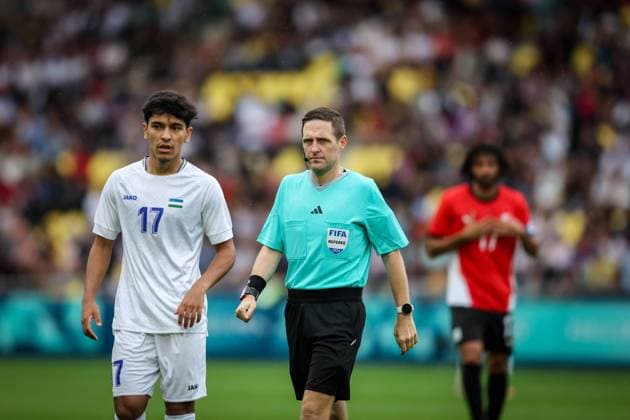Uzbekistan v Egypt: Men s Football - Olympic Games, Olympische Spiele, Olympia, OS Paris 2024: Day 1 Referee KAWANA-WAUGH Campbell-Kirk (NZL) is officiating the men s group C football match between Egypt and Uzbekistan during the Paris 2024 Olympic Games at the La Beaujoire Stadium in Nantes, France, on July 27, 2024. Paris France  Copyright: xAymanxArefx originalFilename:aref-notitle240727_npHVY.jpg