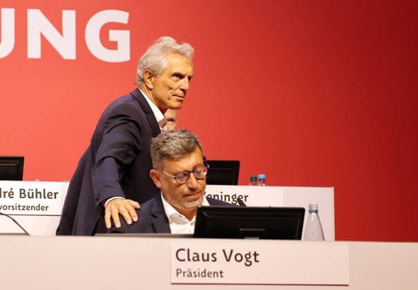 Sport Themen der Woche KW30 Sport Bilder des Tages 28.07.24 VfB Stuttgart MGV 2024 Deutschland, Stuttgart, 28.07.2024, Fussball, Bundesliga, VfB Stuttgart Mitgliederversammlung 2024: v.l. Rainer Adrion (Vizepräsident), Claus Vogt (Präsident). *** 28 07 24 VfB Stuttgart MGV 2024 Germany, Stuttgart, 28 07 2024, Football, Bundesliga, VfB Stuttgart General Meeting 2024 f l Rainer Adrion Vice President , Claus Vogt President