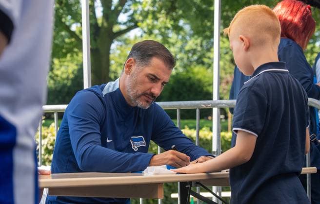 Football, Hertha BSC, Season 2024 25, Season opening, Coach Cristian Fiel Hertha BSC signs autographs, 28 07 2024, Copyright: xSebastianxRäppold MatthiasxKochx