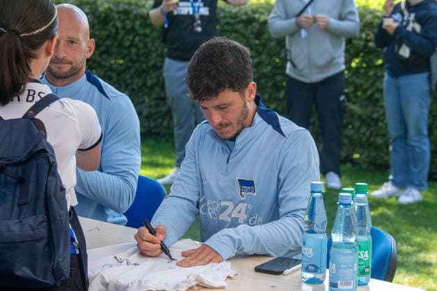 Football, Hertha BSC, Season 2024 25, Season opening, Diego Demme Hertha BSC signs autographs, 28 07 2024, Copyright: xSebastianxRäppold MatthiasxKochx