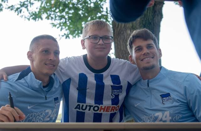 Soccer, Hertha BSC, Season 2024 25, Season opening, f l Palko Dardai Hertha BSC and goalkeeper Dennis Smarsch Hertha BSC take photos with fans, 28 07 2024, Copyright: xSebastianxRäppold MatthiasxKochx