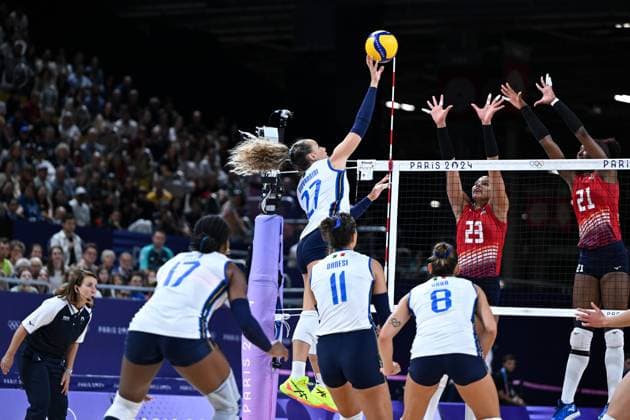 (240728) -- PARIS, July 28, 2024 -- Gaia Giovannini (top L) of Italy competes during the women s preliminary round pool C volleyball match between Italy and the Dominican Republic at Paris 2024 Olympic Games, Olympische Spiele, Olympia, OS in Paris, France, July 28, 2024. Ju Huanzong) (PARIS2024)FRANCE-PARIS-OLY-VOLLEYBALL juhuanzong 