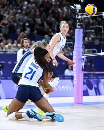 (240728) -- PARIS, July 28, 2024 -- Oghosasere Loveth Omoruyi (front) of Italy saves the ball during the women s preliminary round pool C volleyball match between Italy and the Dominican Republic at Paris 2024 Olympic Games, Olympische Spiele, Olympia, OS in Paris, France, July 28, 2024. Ju Huanzong) (PARIS2024)FRANCE-PARIS-OLY-VOLLEYBALL juhuanzong 