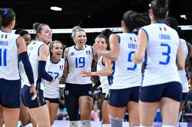 (240728) -- PARIS, July 28, 2024 -- Players of Italy celebrate after the women s preliminary round pool C volleyball match between Italy and the Dominican Republic at Paris 2024 Olympic Games, Olympische Spiele, Olympia, OS in Paris, France, July 28, 2024. Ju Huanzong) (PARIS2024)FRANCE-PARIS-OLY-VOLLEYBALL juhuanzong 