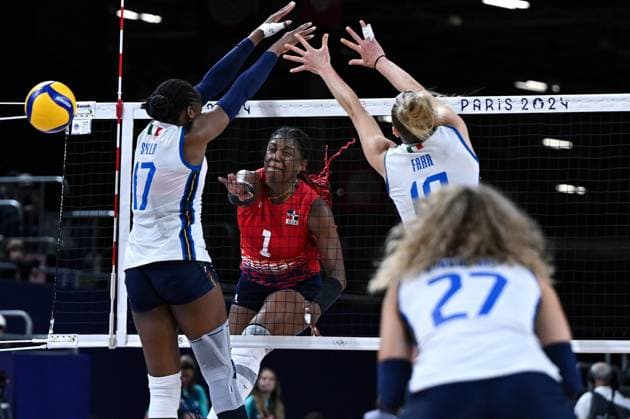 (240728) -- PARIS, July 28, 2024 -- Candida Estefany Arias Perez (2nd L) of the Dominican Republic spikes the ball during the women s preliminary round pool C volleyball match between Italy and the Dominican Republic at Paris 2024 Olympic Games, Olympische Spiele, Olympia, OS in Paris, France, July 28, 2024. Ju Huanzong) (PARIS2024)FRANCE-PARIS-OLY-VOLLEYBALL juhuanzong 