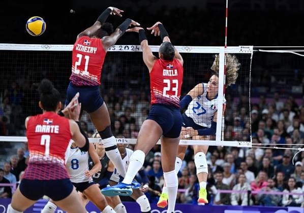 (240728) -- PARIS, July 28, 2024 -- Gaia Giovannini (1st R) of Italy spikes the ball during the women s preliminary round pool C volleyball match between Italy and the Dominican Republic at Paris 2024 Olympic Games, Olympische Spiele, Olympia, OS in Paris, France, July 28, 2024. Ju Huanzong) (PARIS2024)FRANCE-PARIS-OLY-VOLLEYBALL juhuanzong 