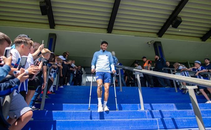 Football, Hertha BSC, Season 2024 25, Season opening, Kevin Sessa Hertha BSC on crutches, 28 07 2024, Copyright: xSebastianxRäppold MatthiasxKochx