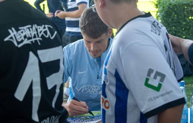 Soccer, Hertha BSC, Season 2024 25, Season opening, Goalkeeper Dennis Smarsch Hertha BSC signs autographs, 28 07 2024, Copyright: xSebastianxRäppold MatthiasxKochx