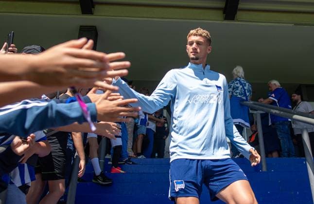 Football, Hertha BSC, Season 2024 25, Season opening, Michael Cuisance Hertha BSC is welcomed by fans, 28 07 2024, Copyright: xSebastianxRäppold MatthiasxKochx
