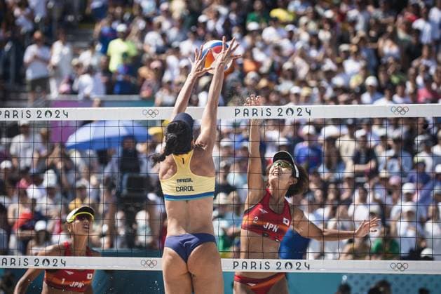 Women&amp; 39;s Beach volleyball, Beachvolleyball - Brazil PARIS, IF - 28.07.2024: WOMEN& 39;S BEACH VOLLEYBALL - BRAZIL - Beach Volleyball - Paris 2024 Olympics - Brazil (Carol and Barbara) x Japan (Akiko and Ishii) in a match valid for the preliminary round of the women& 39;s doubles competition, held at the Eiffel Tower Arena, in Paris, France, this Sunday (28) (Photo: Luca Castro Fotoarena) x2581827x  LucaxCastro