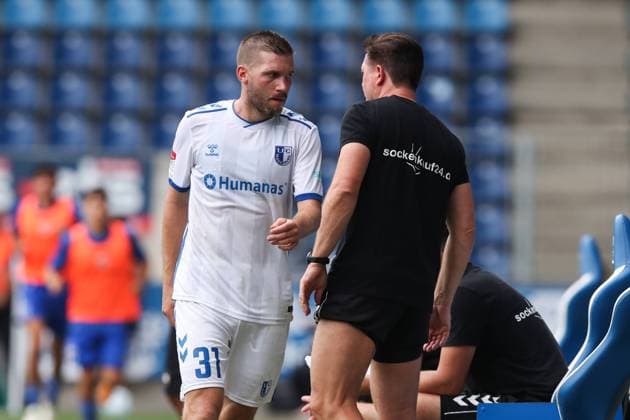Substitution Robert Leipertz 1 FC Magdeburg,31 with coach Christian Titz 1 FC Magdeburg 2 Fußball Bundesliga Saison 2024 2025 Test match summer preparation 1 FC Magdeburg against Sampdoria Genoa at the Avnet Arena in Magdeburg Football,Man,Men,Germany,27 07 2024