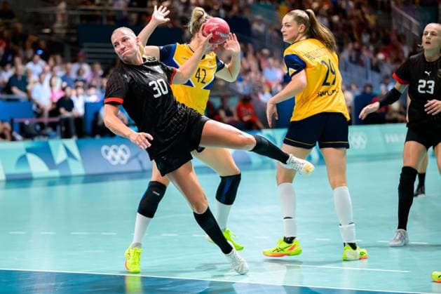 Bilder des Jahres 2024, Sport 07 Juli Sport Themen der Woche KW30 Sport Bilder des Tages Paris, Frankreich: Handball Frauen - Vorrunde Gruppe A - Schweden - Deutschland Jenny Behrend (Deutschland) Paris South Paris Arena 6 Frankreich *** Paris, France Handball Women Preliminary Round Group A Sweden Germany Jenny Behrend Germany Paris South Paris Arena 6 France