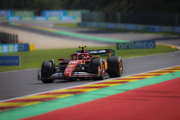 55 SAINZ Carlos (spa), Scuderia Ferrari SF-24, action during the Formula 1 Rolex Belgian Grand Prix 2024, 14th round of the 2024 Formula One World Championship, WM, Weltmeisterschaft from July 26 to 28, 2024 on the Circuit de Spa-Francorchamps, in Stavelot, Belgium - F1 - BELGIAN GRAND PRIX 2024 DPPI Panoramic  240728_R14_BELGIO_DP_JFR62393