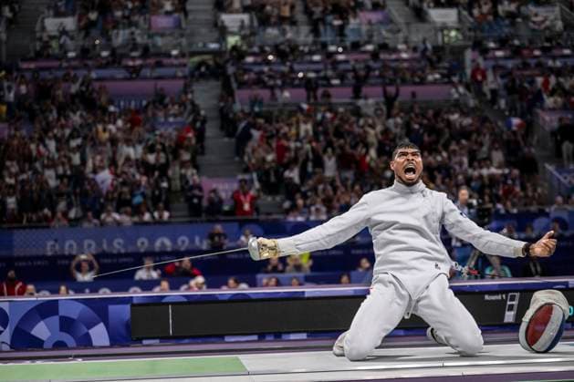 Bilder des Jahres 2024, Sport 07 Juli Sport Themen der Woche KW30 Sport Bilder des Tages Paris 2024 - Fencing - Yannick Borel Celebrates Victory In Quarter Finals Yannick Borel celebrates after winning against Maseru Yamada in the men’s epee individual quarter final bout during the Paris 2024 Olympic Games, Olympische Spiele, Olympia, OS at the Grand Palais in Paris, on July 28, 2024. Photo by Eliot Blondet ABACAPRESS.COM Paris France  Copyright: xBlondetxEliot ABACAx
