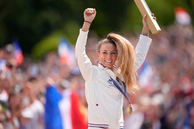 Bilder des Jahres 2024, Sport 07 Juli Sport Themen der Woche KW30 Sport Bilder des Tages Paris 2024 - VTT - Pauline Ferrand Prevot Wins Gold Pauline Ferrand Prevot of Team France celebrates winning a gold medal during the Women’s Cross-Country Cycling Mountain Bike Gold Medal race on day two of the Olympic Games, Olympische Spiele, Olympia, OS Paris 2024 at Elancourt Hill on July 28, 2024 in Elancourt, France. Elancourt France  Copyright: xGouhierxNicolas ABACAx