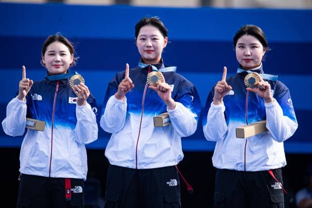 Bilder des Jahres 2024, Sport 07 Juli Sport Themen der Woche KW30 Sport Bilder des Tages Hunyoung Jeon, Sihyeon Lim and Suhyeon Nam (KOR) - Tir a l Arc par Equipes femme - Archery, Women’s archery team Gold medal, during the Olympic Games, Olympische Spiele, Olympia, OS Paris 2024 JO 2024 : TIR A L’ARC - Jeux Olympiques 2024 - Paris2024 - Paris - 28 07 2024 DPPI Panoramic 