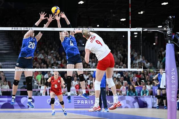 (240728) -- PARIS, July 28, 2024 -- Magdalena Stysiak (R) of Poland spikes the ball during the women s preliminary round pool B volleyball match between Poland and Japan at Paris 2024 Olympic Games, Olympische Spiele, Olympia, OS in Paris, France, July 28, 2024. ) (PARIS2024)FRANCE-PARIS-OLY-VOLLEYBALL JuxHuanzong 