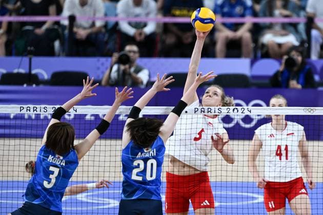 (240728) -- PARIS, July 28, 2024 -- Agnieszka Korneluk (2nd R) of Poland spikes the ball during the women s preliminary round pool B volleyball match between Poland and Japan at Paris 2024 Olympic Games, Olympische Spiele, Olympia, OS in Paris, France, July 28, 2024. ) (PARIS2024)FRANCE-PARIS-OLY-VOLLEYBALL JuxHuanzong 