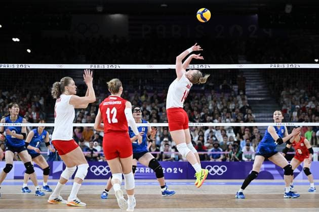 (240728) -- PARIS, July 28, 2024 -- Joanna Wolosz (1st R, front) of Poland passes the ball during the women s preliminary round pool B volleyball match between Poland and Japan at Paris 2024 Olympic Games, Olympische Spiele, Olympia, OS in Paris, France, July 28, 2024. ) (PARIS2024)FRANCE-PARIS-OLY-VOLLEYBALL JuxHuanzong 