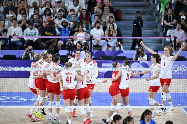 (240728) -- PARIS, July 28, 2024 -- Players of Poland celebrate after the women s preliminary round pool B volleyball match between Poland and Japan at Paris 2024 Olympic Games, Olympische Spiele, Olympia, OS in Paris, France, July 28, 2024. ) (PARIS2024)FRANCE-PARIS-OLY-VOLLEYBALL JuxHuanzong 