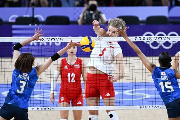(240728) -- PARIS, July 28, 2024 -- Agnieszka Korneluk (2nd R) of Poland spikes the ball during the women s preliminary round pool B volleyball match between Poland and Japan at Paris 2024 Olympic Games, Olympische Spiele, Olympia, OS in Paris, France, July 28, 2024. ) (PARIS2024)FRANCE-PARIS-OLY-VOLLEYBALL JuxHuanzong 