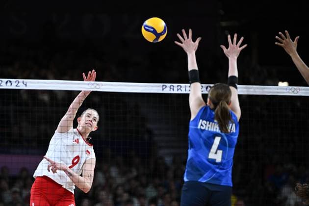 (240728) -- PARIS, July 28, 2024 -- Magdalena Stysiak (L) of Poland spikes the ball during the women s preliminary round pool B volleyball match between Poland and Japan at Paris 2024 Olympic Games, Olympische Spiele, Olympia, OS in Paris, France, July 28, 2024. ) (PARIS2024)FRANCE-PARIS-OLY-VOLLEYBALL JuxHuanzong 