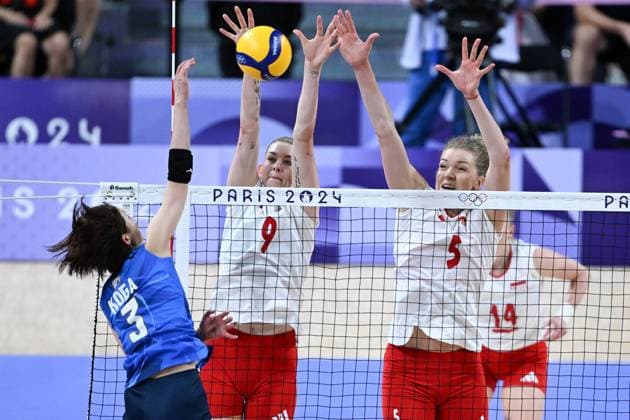 (240728) -- PARIS, July 28, 2024 -- Agnieszka Korneluk (R) and Magdalena Stysiak (C) of Poland block the ball during the women s preliminary round pool B volleyball match between Poland and Japan at Paris 2024 Olympic Games, Olympische Spiele, Olympia, OS in Paris, France, July 28, 2024. ) (PARIS2024)FRANCE-PARIS-OLY-VOLLEYBALL JuxHuanzong 