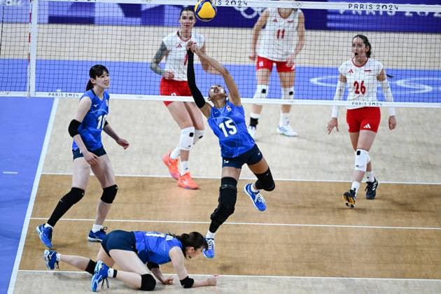 (240728) -- PARIS, July 28, 2024 -- Miyabe Airi (C) of Japan saves the ball during the women s preliminary round pool B volleyball match between Poland and Japan at Paris 2024 Olympic Games, Olympische Spiele, Olympia, OS in Paris, France, July 28, 2024. ) (PARIS2024)FRANCE-PARIS-OLY-VOLLEYBALL JuxHuanzong 