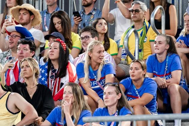 240728 Players of the Norwegian women™s handball team in the stands at the men s preliminary round beach volleyball match between Norway and Chile during day 2 of the Paris 2024 Olympic Games on July 28, 2024 in Paris Photo Jon Olav Nesvold BILDBYRAN COP 217 VG0635 bbeng olympic games olympics os ol olympiska spelen olympiske leker paris 2024 paris paris os paris ol beachvolleyboll beach volleyball sandvolleyball  Copyright: JONxOLAVxNESVOLD BB240728JE151