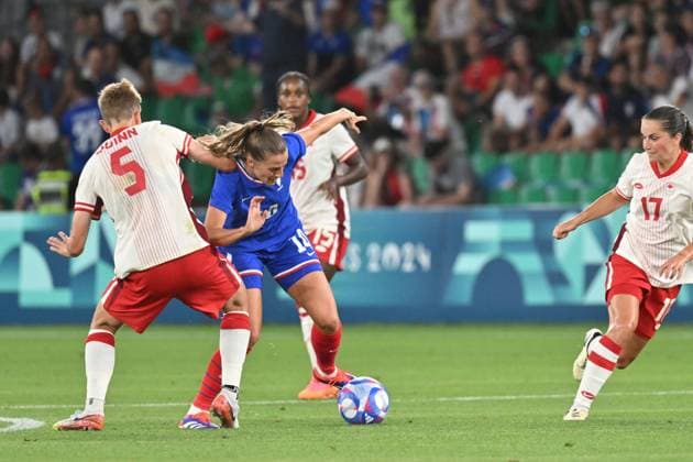 Paris 2024, Fußball, Frauen, Frankreich - Kanada Sandie Toletti (France) vs (Canada), women football, Argentina vs Morocco , Women preliminary round during the Olympic Games, Olympische Spiele, Olympia, OS Paris 2024 JO 2024 : FOOTBALL FEMININ - France vs Canada - Jeux Olympiques 2024 - Paris2024 - Saint-Etienne - 28 07 2024 DPPI Panoramic 