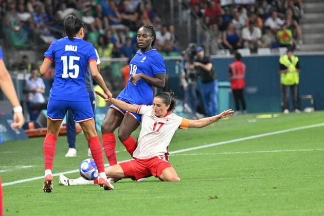 Griedge Mbock (France) vs Jessie Fleming (Canada), women football, Argentina vs Morocco , Women preliminary round during the Olympic Games, Olympische Spiele, Olympia, OS Paris 2024 JO 2024 : FOOTBALL FEMININ - France vs Canada - Jeux Olympiques 2024 - Paris2024 - Saint-Etienne - 28 07 2024 DPPI Panoramic 