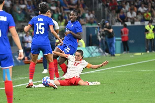 Paris 2024, Fußball, Frauen, Frankreich - Kanada Griedge Mbock (France) vs Jessie Fleming (Canada), women football, Argentina vs Morocco , Women preliminary round during the Olympic Games, Olympische Spiele, Olympia, OS Paris 2024 JO 2024 : FOOTBALL FEMININ - France vs Canada - Jeux Olympiques 2024 - Paris2024 - Saint-Etienne - 28 07 2024 DPPI Panoramic 