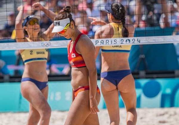 July 28, 2024, Paris, Ile de France, France: CAROLINA SOLBERG SALGADO (BRA) (1) and BARBARA SEIXAS DE FREITAS (BRA) (2) celebrate after scoring a point against Team Japan (JPN) in the Preliminary Phase - Pool E Women s Beach volleyball, Beachvolleyball at the Stade Tour Eiffel stadium during the 2024 Paris Summer Olympics in Paris, France. Paris France - ZUMAa161 20240728_oly_a161_056 Copyright: xWalterxArcex