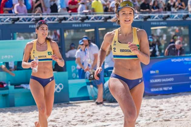 July 28, 2024, Paris, Ile de France, France: CAROLINA SOLBERG SALGADO (BRA) (1) and BARBARA SEIXAS DE FREITAS (BRA) (2) celebrate with friends and family after defeating Team Japan (JPN) in the Preliminary Phase - Pool E Women s Beach volleyball, Beachvolleyball at the Stade Tour Eiffel stadium during the 2024 Paris Summer Olympics in Paris, France. Paris France - ZUMAa161 20240728_oly_a161_087 Copyright: xWalterxArcex