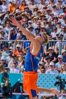 July 28, 2024, Paris, Ile de France, France: STEVEN VAN DE VELDE (NED) (1) serves against Team Italy (ITA) during their Preliminary Phase - Pool B Mens Beach volleyball, Beachvolleyball match at the Stade Tour Eiffel stadium during the 2024 Paris Summer Olympics in Paris, France. Paris France - ZUMAa161 20240728_oly_a161_093 Copyright: xWalterxArcex