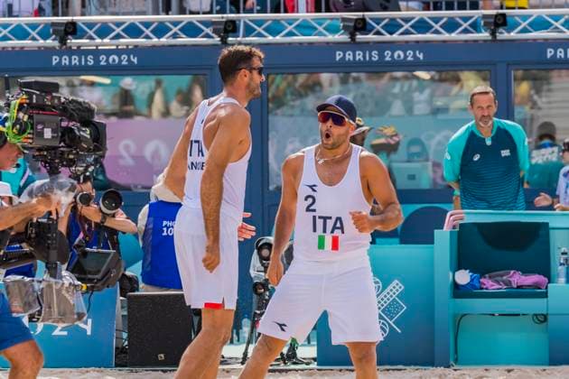 July 28, 2024, Paris, Ile de France, France: ALEX RANGHIERI (ITA) (1) and ADRIAN IGNACIO CARAMBULA RAURICH (ITA) (2) discuss stragedy during their Preliminary Phase - Pool B Mens Beach volleyball, Beachvolleyball match against Team Netherlands (NED) at the Stade Tour Eiffel stadium during the 2024 Paris Summer Olympics in Paris, France. Paris France - ZUMAa161 20240728_oly_a161_098 Copyright: xWalterxArcex