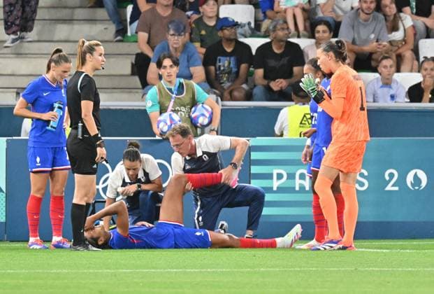 Paris 2024, Fußball, Frauen, Frankreich - Kanada Wendir Renard is wound (France), women football, Argentina vs Morocco , Women preliminary round during the Olympic Games, Olympische Spiele, Olympia, OS Paris 2024 JO 2024 : FOOTBALL FEMININ - France vs Canada - Jeux Olympiques 2024 - Paris2024 - Saint-Etienne - 28 07 2024 DPPI Panoramic 