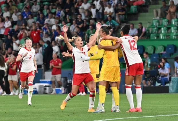 Paris 2024, Fußball, Frauen, Frankreich - Kanada Joy of Janine Beckie and other players (Canada), women football, Argentina vs Morocco , Women preliminary round during the Olympic Games, Olympische Spiele, Olympia, OS Paris 2024 JO 2024 : FOOTBALL FEMININ - France vs Canada - Jeux Olympiques 2024 - Paris2024 - Saint-Etienne - 28 07 2024 DPPI Panoramic 