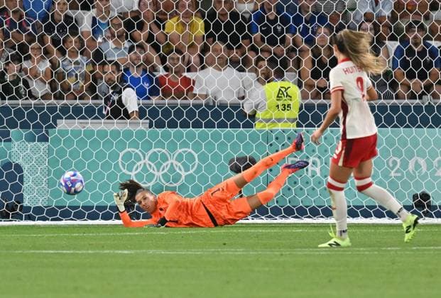 Paris 2024, Fußball, Frauen, Frankreich - Kanada Constance Picaud (France) vs Jordym Huitema (Canada), women football, Argentina vs Morocco , Women preliminary round during the Olympic Games, Olympische Spiele, Olympia, OS Paris 2024 JO 2024 : FOOTBALL FEMININ - France vs Canada - Jeux Olympiques 2024 - Paris2024 - Saint-Etienne - 28 07 2024 DPPI Panoramic 