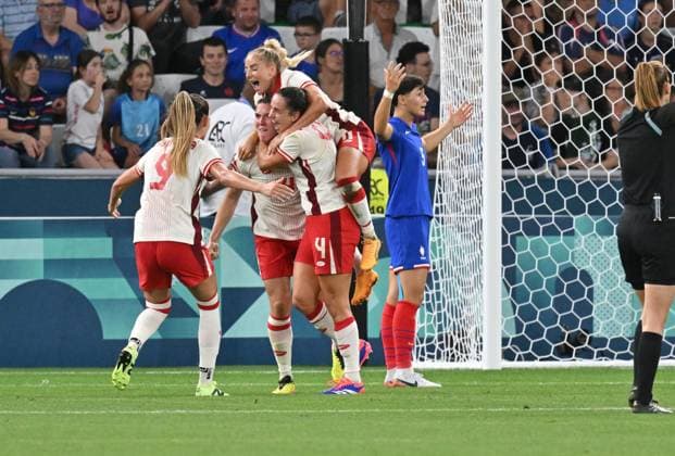 Paris 2024, Fußball, Frauen, Frankreich - Kanada Joy of Evelyne Viens and other players (Canada), women football, Argentina vs Morocco , Women preliminary round during the Olympic Games, Olympische Spiele, Olympia, OS Paris 2024 JO 2024 : FOOTBALL FEMININ - France vs Canada - Jeux Olympiques 2024 - Paris2024 - Saint-Etienne - 28 07 2024 DPPI Panoramic 