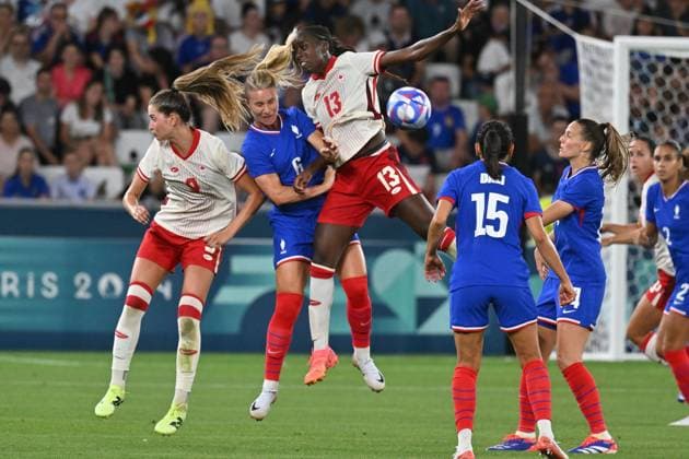 Paris 2024, Fußball, Frauen, Frankreich - Kanada Amandine Henry (France) vs Simi Awujo (Canada), women football, Argentina vs Morocco , Women preliminary round during the Olympic Games, Olympische Spiele, Olympia, OS Paris 2024 JO 2024 : FOOTBALL FEMININ - France vs Canada - Jeux Olympiques 2024 - Paris2024 - Saint-Etienne - 28 07 2024 DPPI Panoramic 