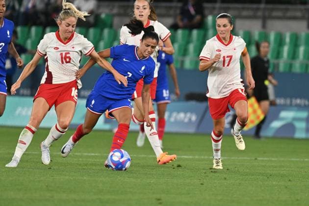 Paris 2024, Fußball, Frauen, Frankreich - Kanada Sakina Karchaoui (France) vs Janine Beckie (Canada), women football, Argentina vs Morocco , Women preliminary round during the Olympic Games, Olympische Spiele, Olympia, OS Paris 2024 JO 2024 : FOOTBALL FEMININ - France vs Canada - Jeux Olympiques 2024 - Paris2024 - Saint-Etienne - 28 07 2024 DPPI Panoramic 